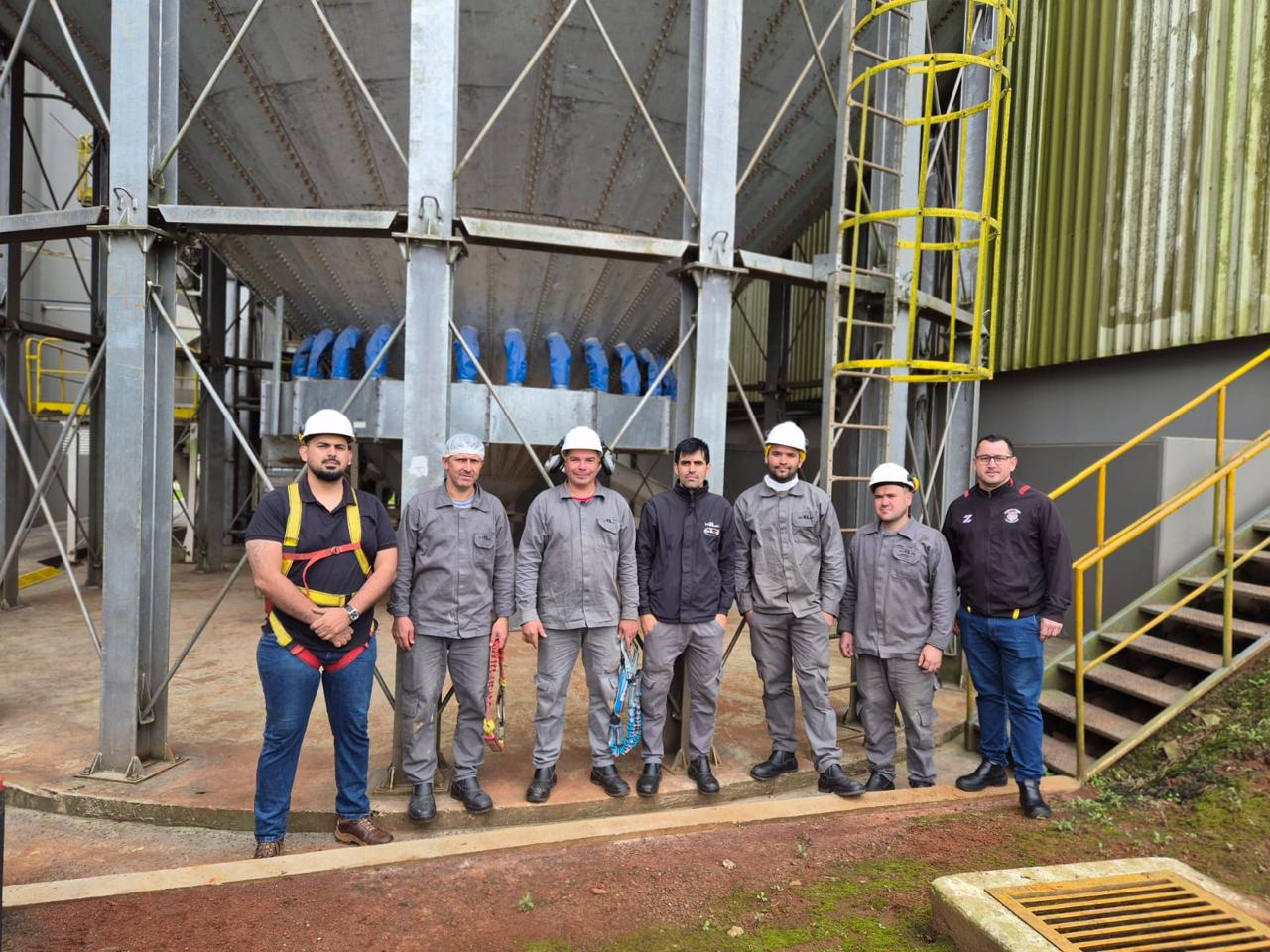 Equipo con cascos en una planta de silos