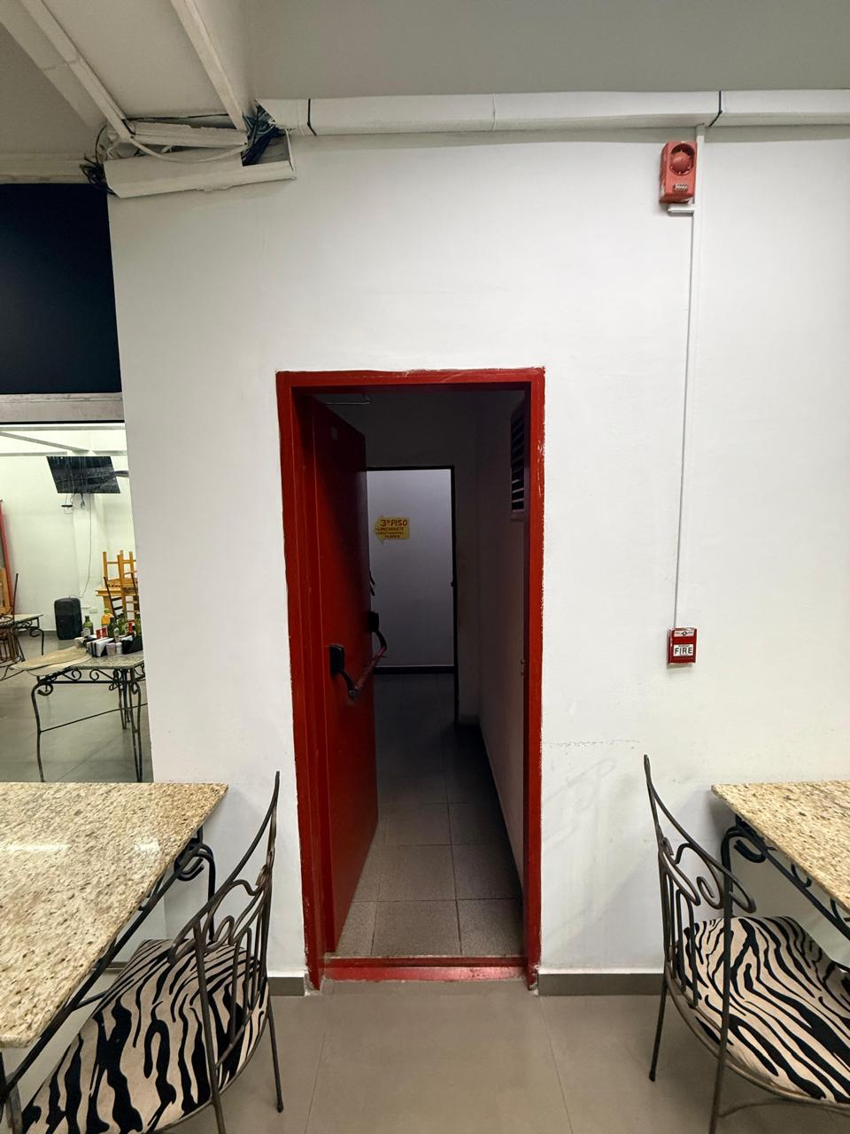 Puerta de emergencia cortafuego señalizada